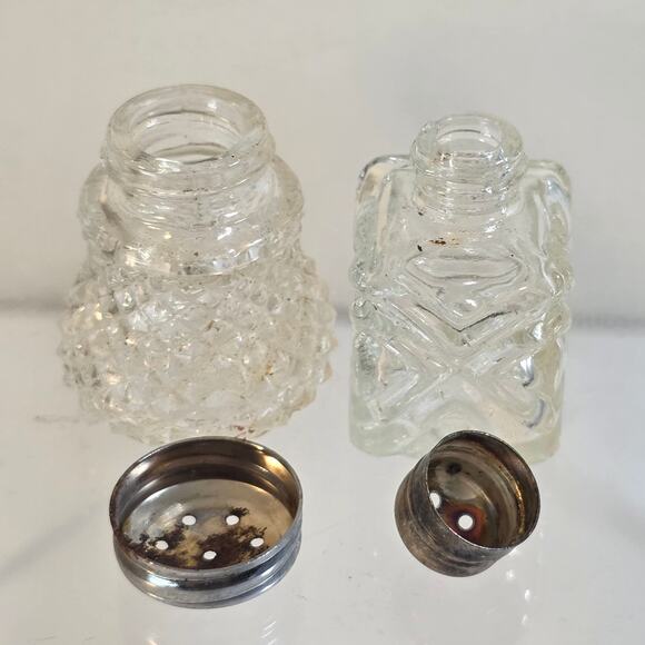 Salt and Pepper Shakers Vintage Glass Square and Curvy 2 inch Estate Collector - Picture 4 of 5